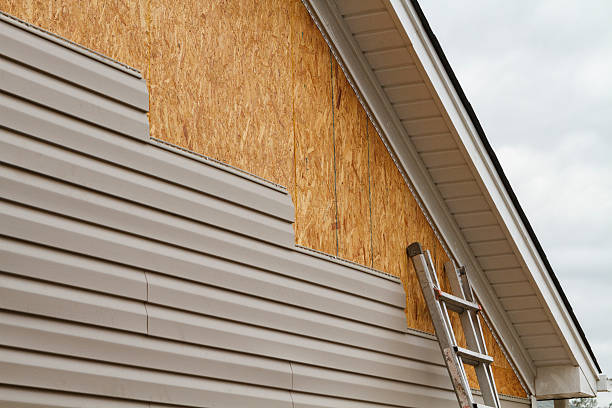 Professional Vinyl Siding technician working in Washington, GA